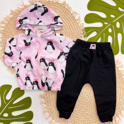  Inverno 2025 - Conj. Jaqueta Corta Vento Pinguim de Lacinho e Calça em Moletom - Rosa e Preto